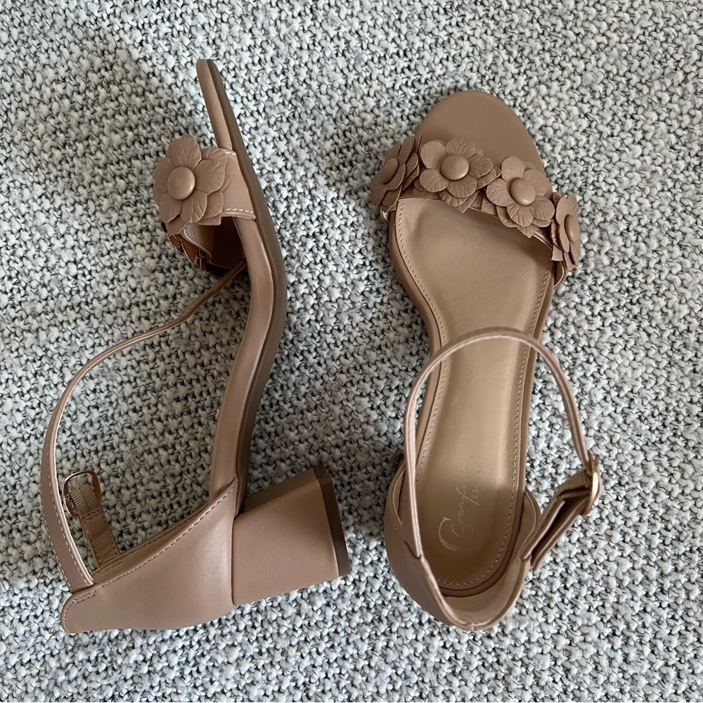 Brown, floral kitten heels size 8 (never worn)